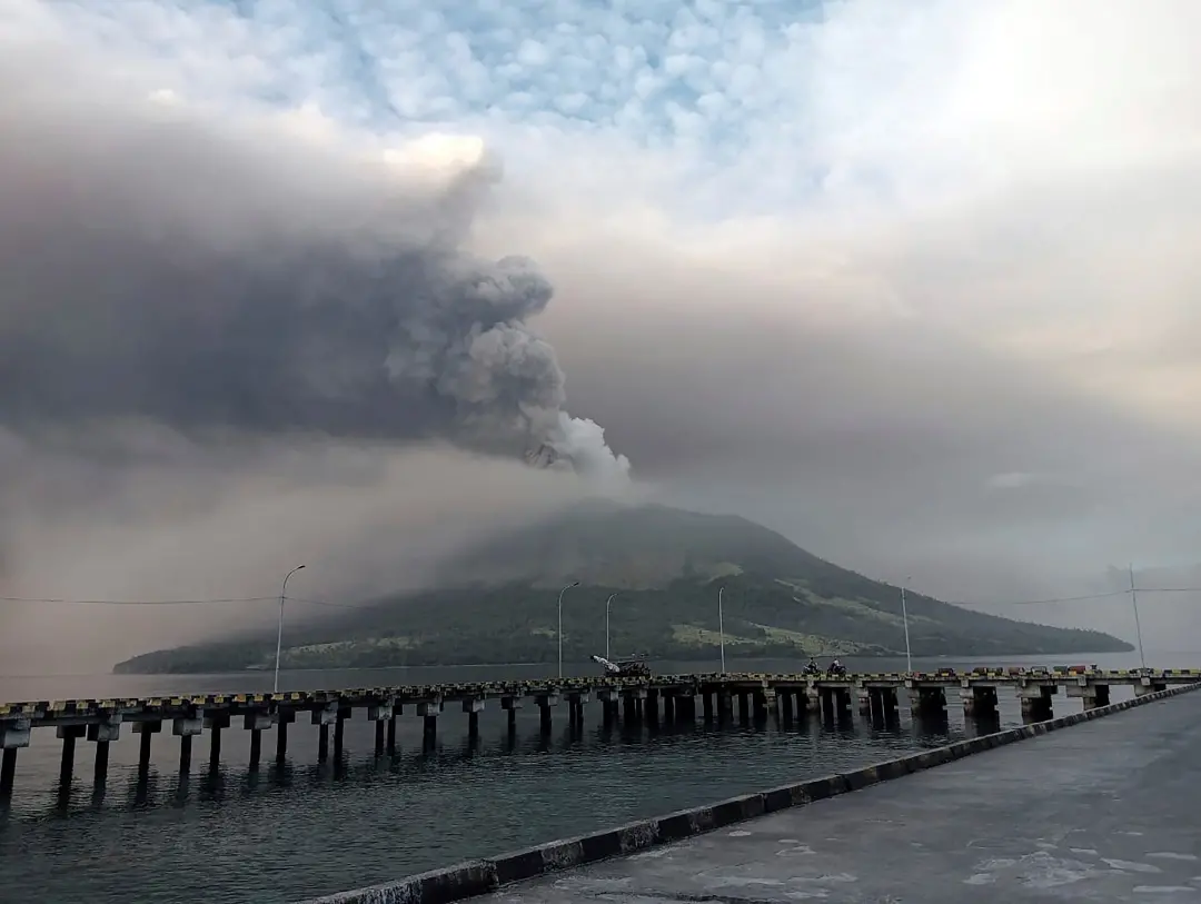 Mount Ruang volcano eruption | Photo: AP