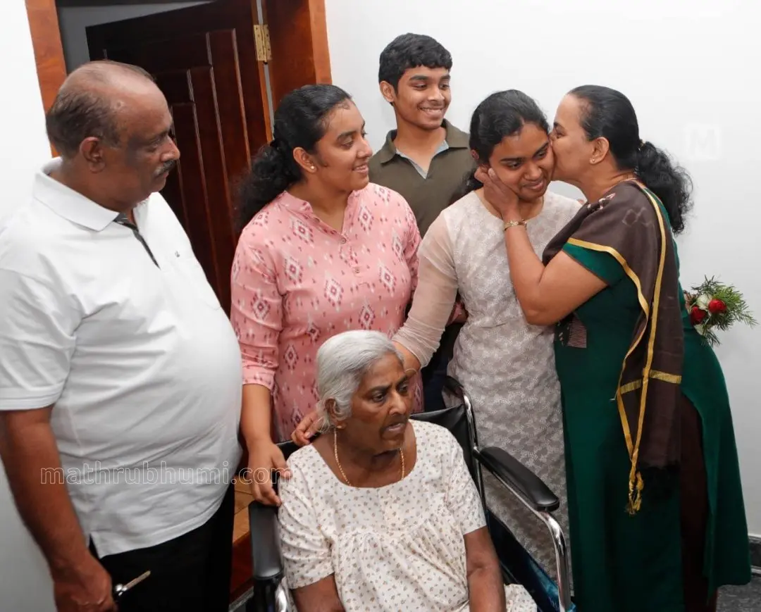 Jubilant family members welcome Ann Tessa Joseph. l Photo: EV Ragesh\Mathrubhumi