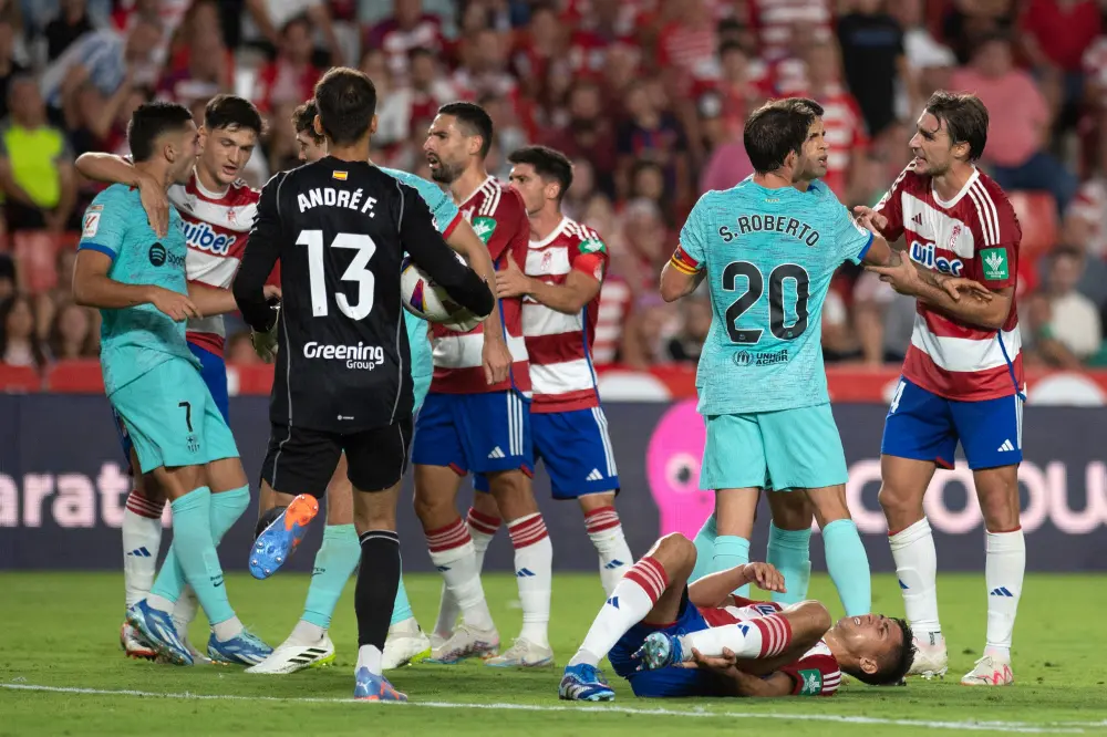 Players argue during the match between Granada FC and FC Barcelona | AFP