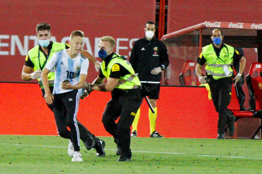 A supporter invades the pitch during the Spanish La Liga match between Mallorca and FC Barcelona in Spain, on Saturday (AP photo)