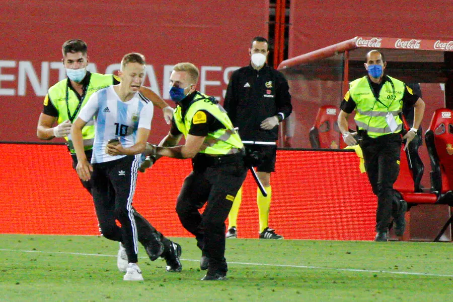 Barcelona’s 4-0 win at Mallorca features Messi and pitch invader