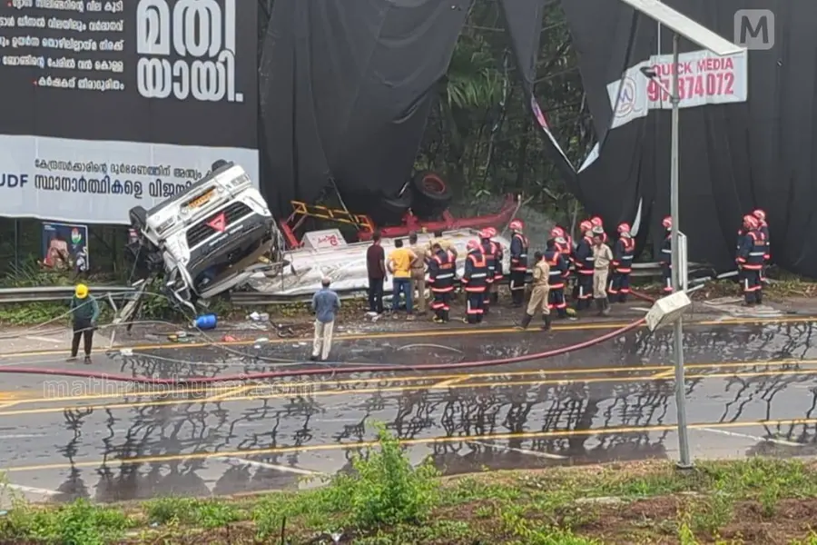 Major accident averted after gas tanker overturns in Kottarakkara | Video