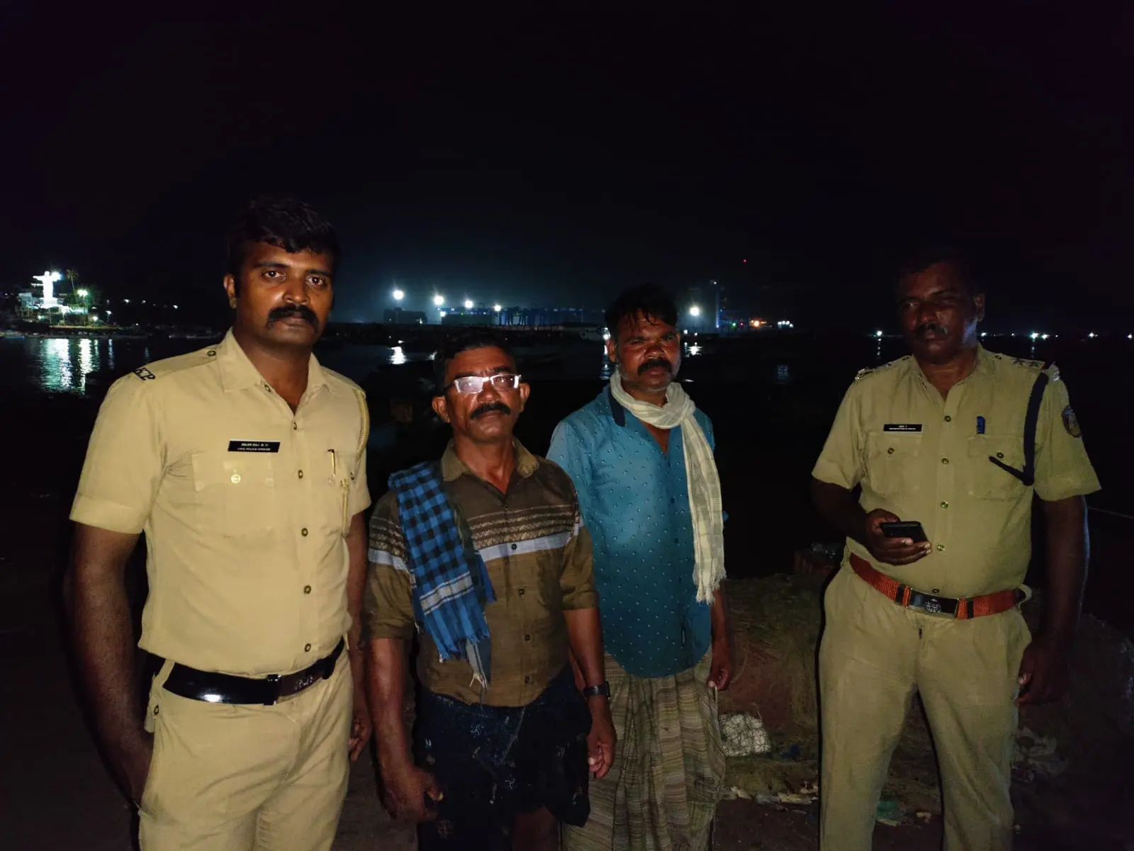 തൊഴിലാളികളെ കരയിൽ കൊണ്ടുവന്നപ്പോൾ