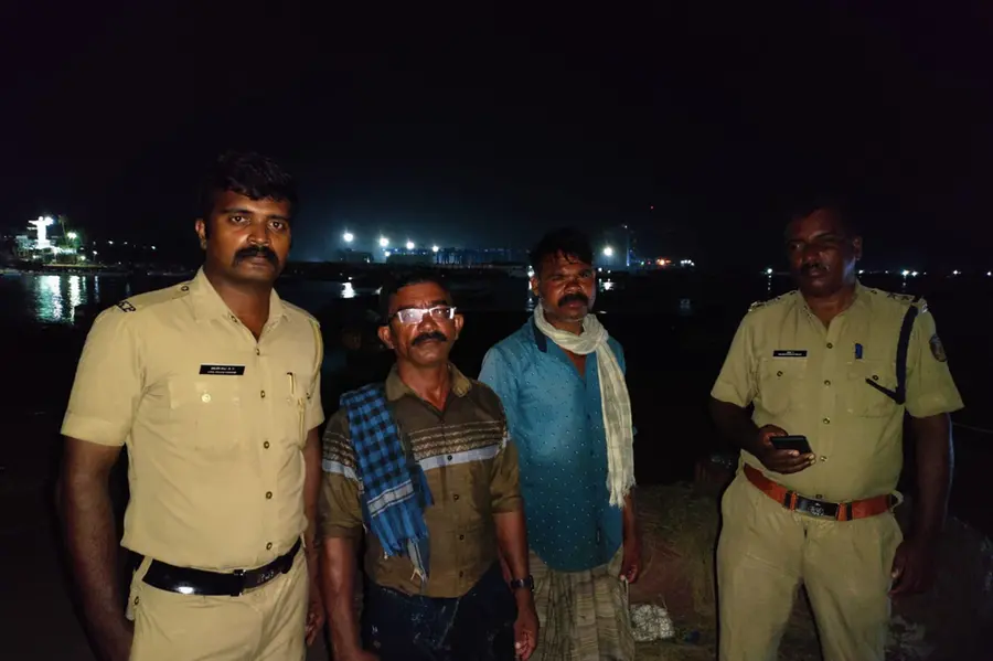 വള്ളത്തിന്റെ എൻജിൻ നിലച്ച് മത്സ്യത്തൊഴിലാളികൾ കടലിലകപ്പെട്ടു; രക്ഷകരായി വിഴിഞ്ഞം കോസ്റ്റൽ പോലീസ്