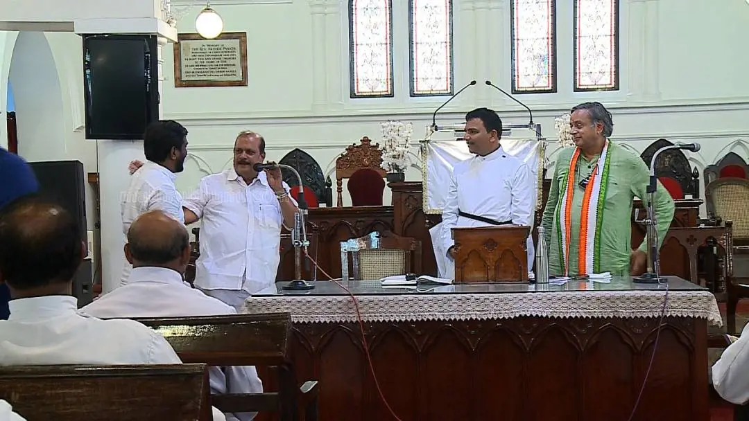 പി.സി.ജോര്ജ് സിഎസ്ഐ ദക്ഷിണ കേരള മഹായിടവക സെക്രട്ടറി പ്രവീണിനൊപ്പം, സമീപം ശശി തരൂര്