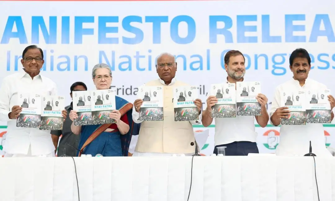 Prominent Congress leaders unveil the party manifesto for the upcoming Lok Sabha elections. l Photo Courtesy: X