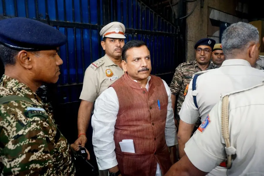 'ആഘോഷമില്ല,ഇത് പോരാടേണ്ട സമയം'; സഞ്ജയ് സിങ് ജയില്മോചിതനായി,വരവേറ്റ് AAP പ്രവര്ത്തകര്