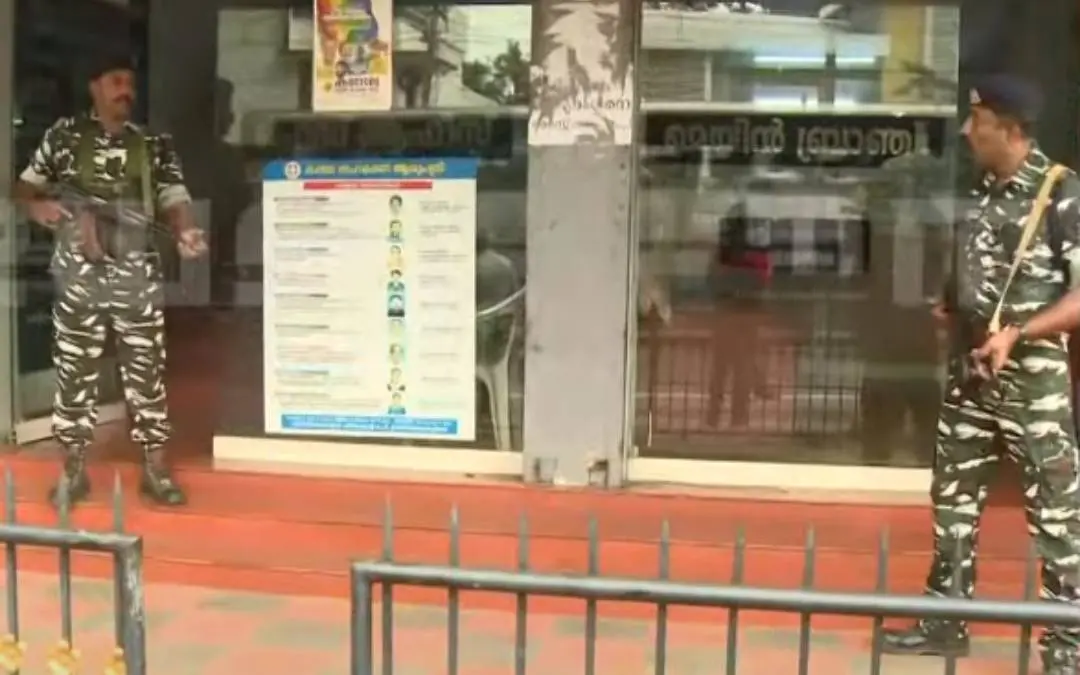 സുരക്ഷാ ചുമതലയുള്ള കേന്ദ്രസേനാംഗങ്ങള് | Photo: Screen grab/ Mathrubhumi News