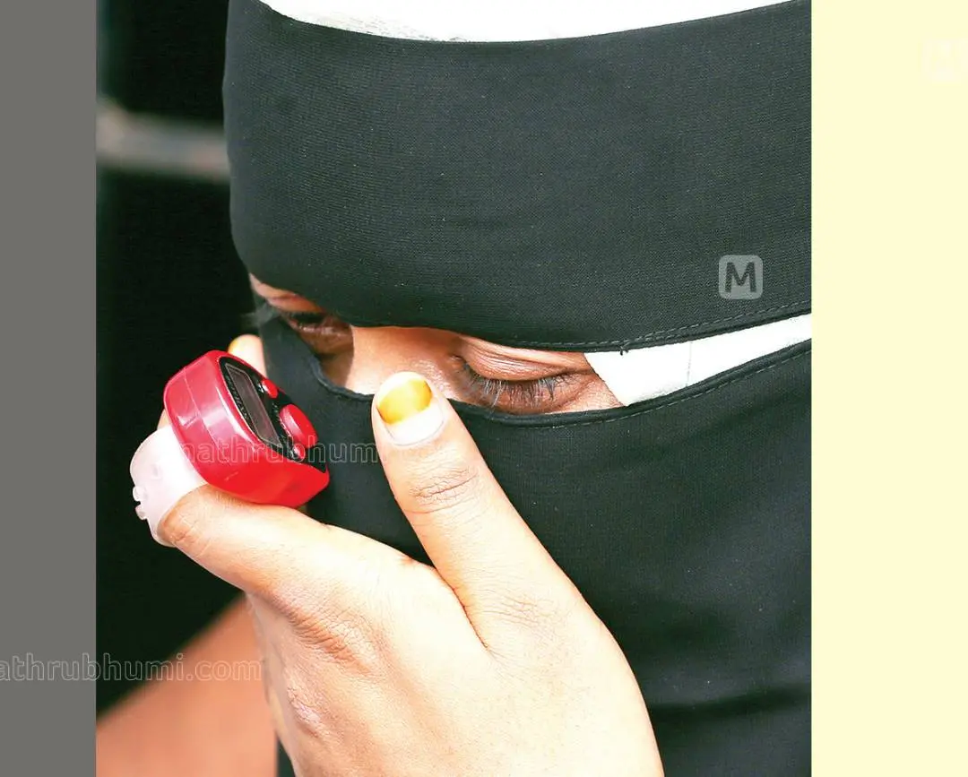 Riyas Maulavi's wife breaks down after hearing the verdict | Photo: Mathrubhumi