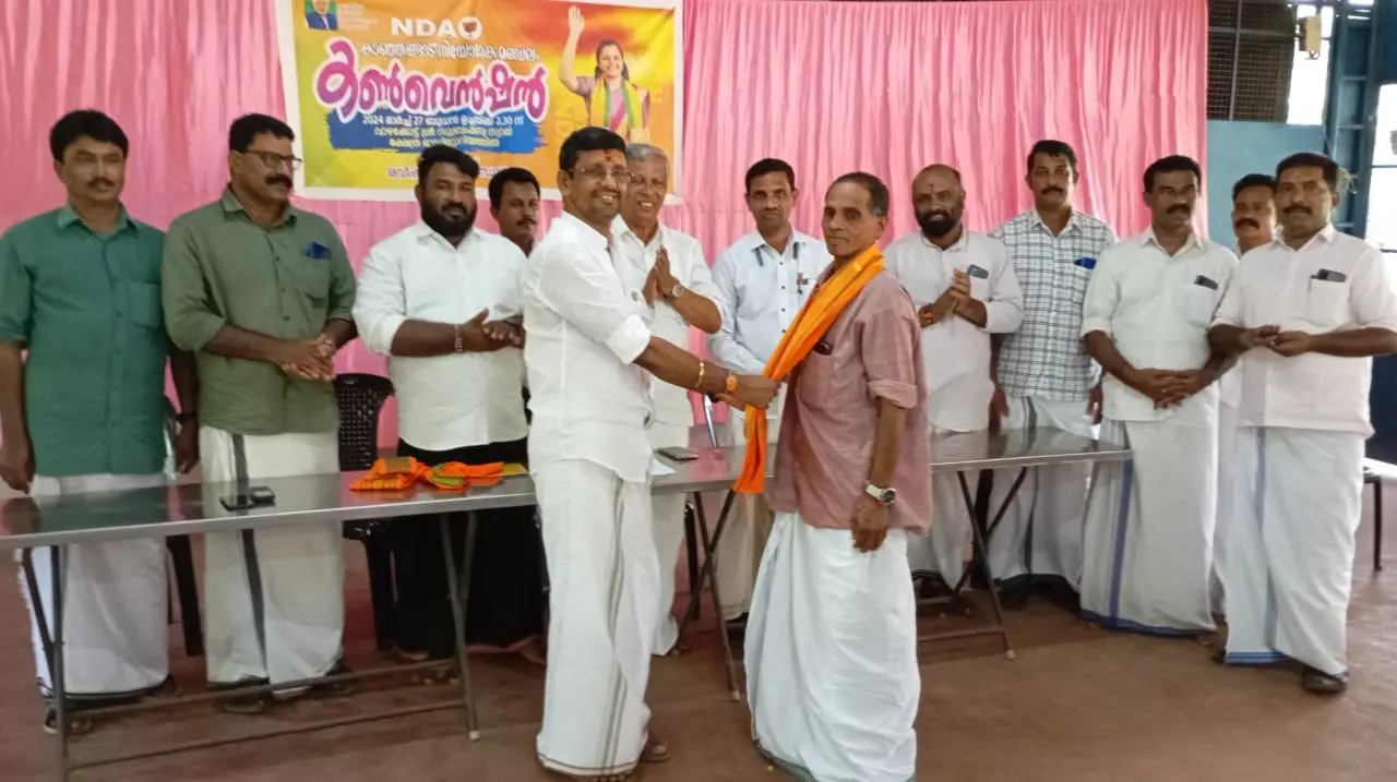 എ.മൊയ്തീൻ കുഞ്ഞിയെ ബി.ജെ.പി. ജില്ലാ പ്രസിഡന്റ് രവീശ തന്ത്രി കുണ്ടാർ ഷാൾ അണിയിച്ച് ബി.ജെ.പി.യിലേക്കു സ്വീകരിക്കുന്നു