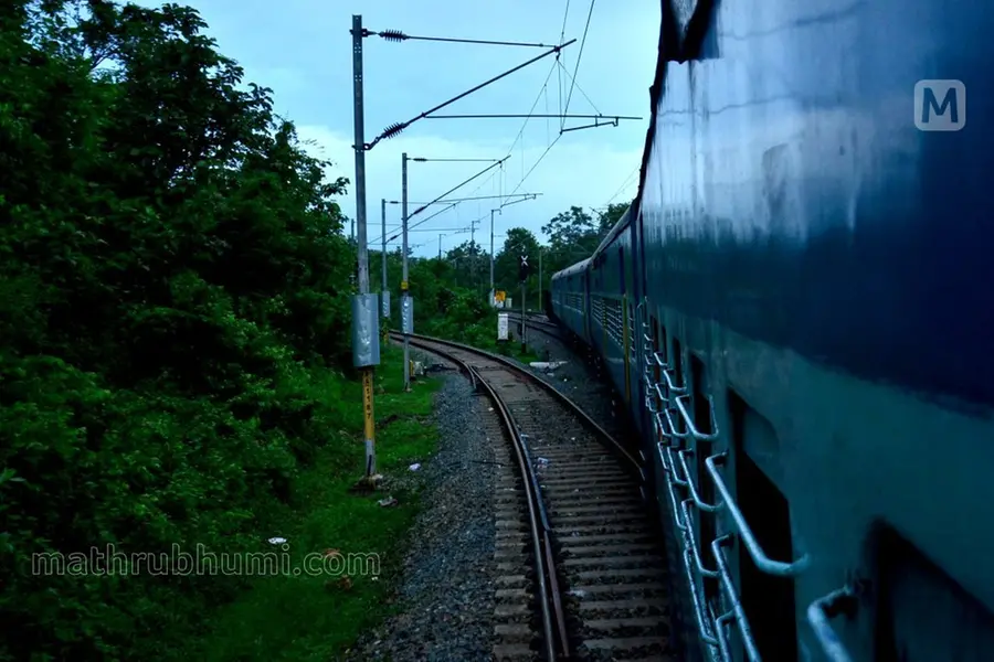 Stone pelted at Netravati Express in Kasaragod