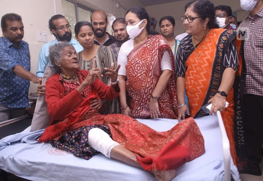 Ministers R Bindhu and Veena George visit Daya Bai at hospital. Photo: MP Unnikrishnan