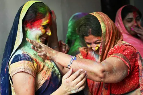 Holi promotes love, unity and brotherhood among people: Prez Murmu