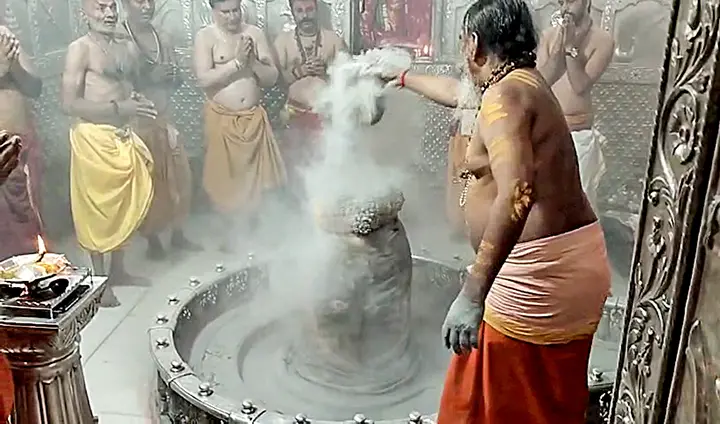 Priest performs abhishek during the 'Phoolon Wali Holi' celebrations at Mahakaleshwar Temple | Filephoto: ANI