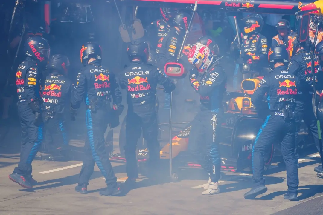 Mechanics extinguish a fire in Red Bull driver Max Verstappen's car during the Australian Formula 1 Grand Prix | Photo: AP