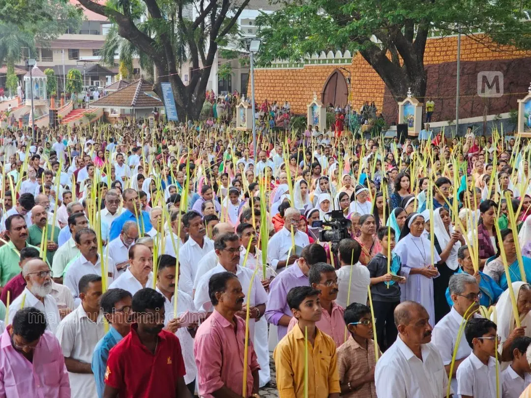 Devotees in prayers at Kottayam Kudamaloor Temple l Photo: G Sivaprasad / Mathrubhumi