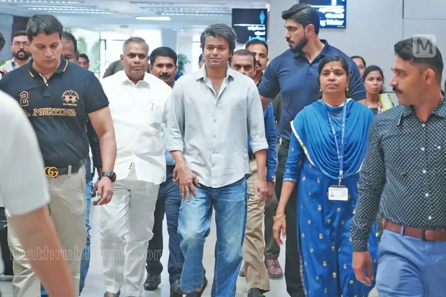 ‘ഗോട്ടി’ന്റെ ചിത്രീകരണത്തിന് ദളപതി എത്തി; ആരാധകർ തള്ളിക്കയറി താരം സഞ്ചരിച്ച കാറിന്റെ ഗ്ലാസ് തകർന്നു