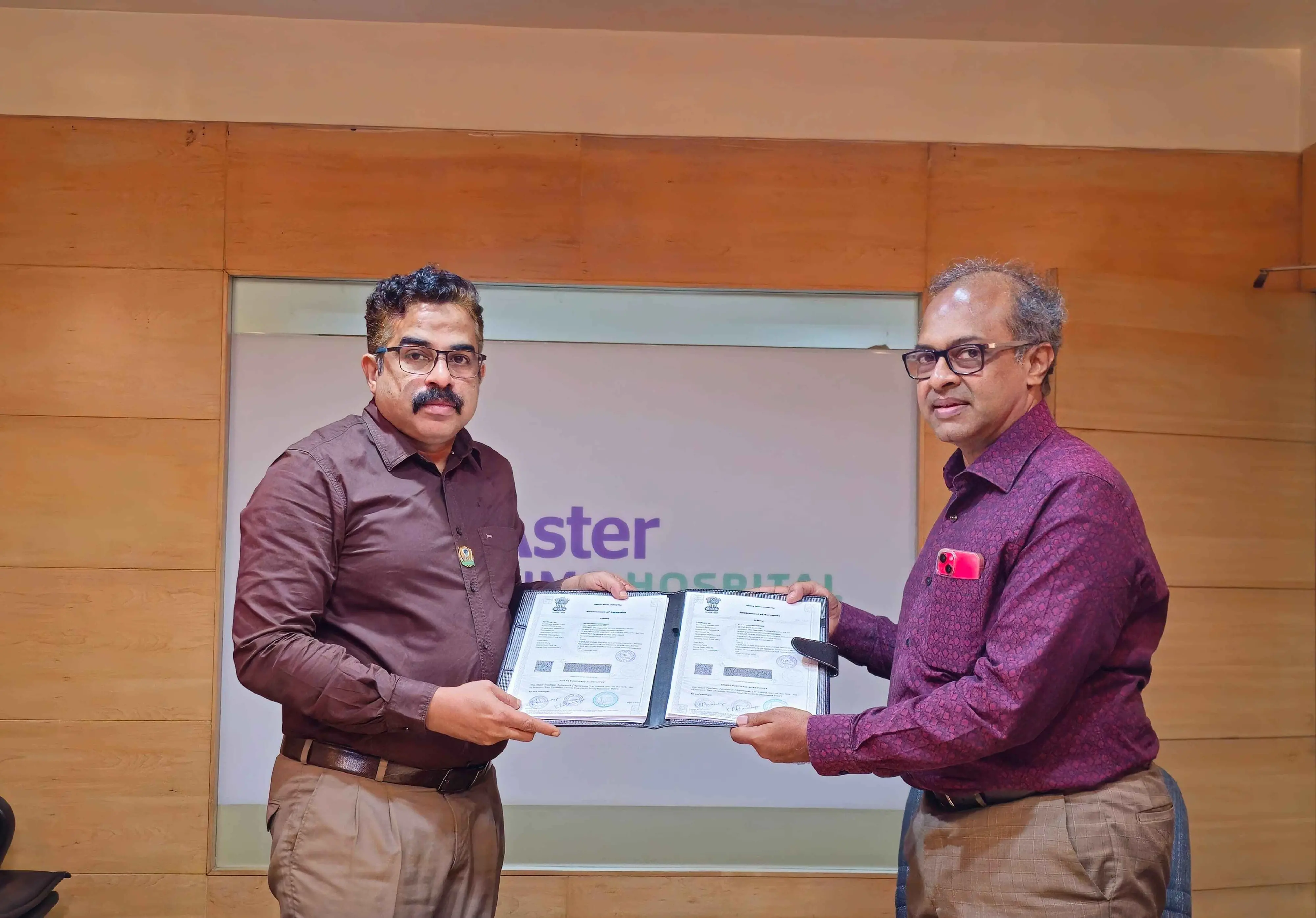 K.R. Harinarayanan, Director of Usolar Assetco Two  Pvt Ltd, and Lukman Ponmadhath, Chief Operating Officer at Aster MIMS signing the MOU.