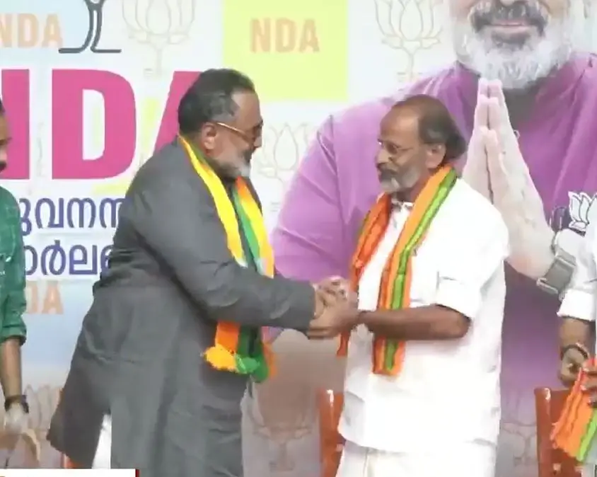 മഹേശ്വരന് നായരെ രാജീവ് ചന്ദ്രശേഖര് ഷാളണിയിച്ച് സ്വീകരിക്കുന്നു