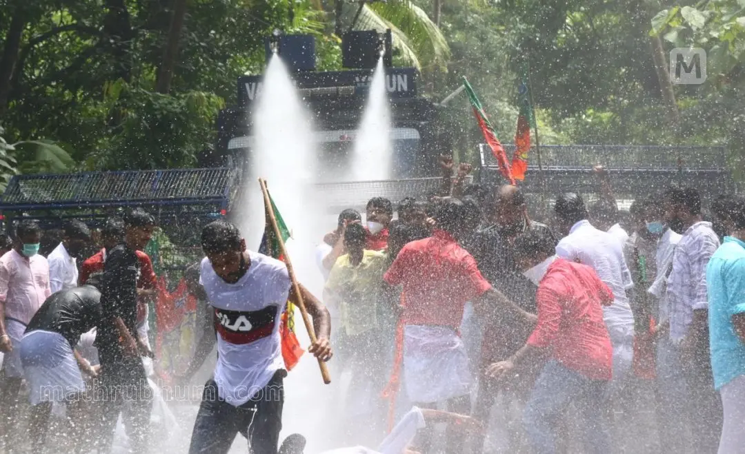 Police using water cannon on Yuva Morch protest march to the residence of minister EP Jayarajan in Kannur | Photo: Ridhin Damu | Mathrubhumi