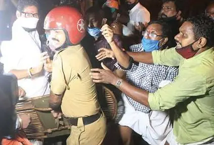 Scuffle between police and activists | Mathrubhumi