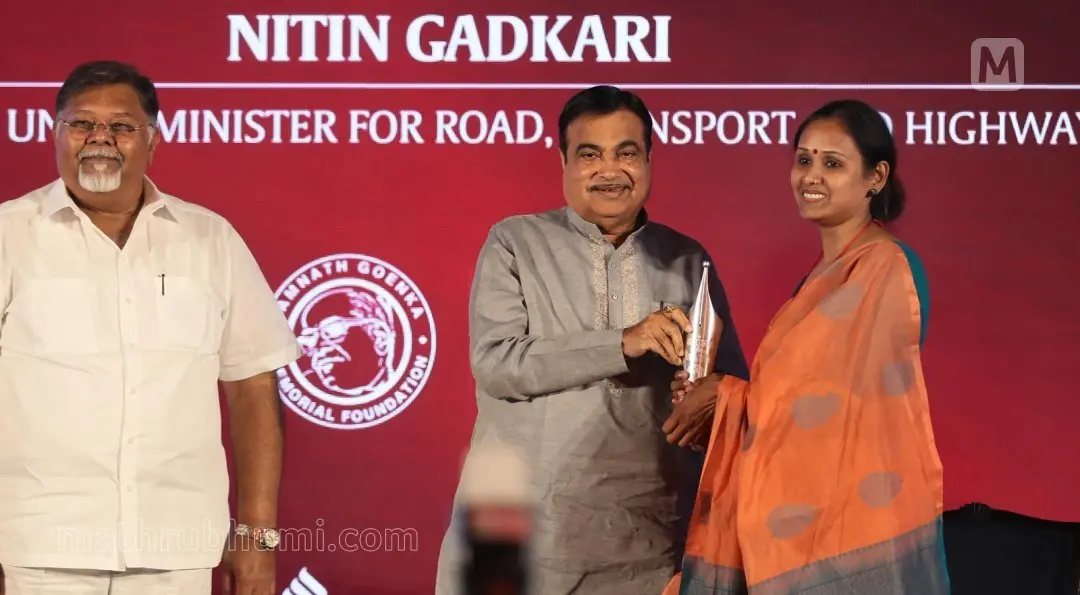 Shabitha MK receiving award from Nitin Gadkari | Photo: Sabu Scariachen, Mathrubhumi