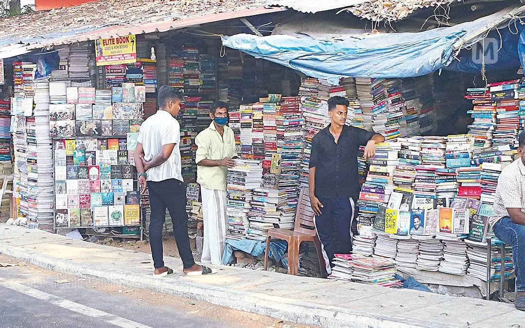 പാളയം നന്ദാവനം റോഡിലെ വഴിയോര പുസ്തകശാലകൾ | Photo: Mathrubhumi