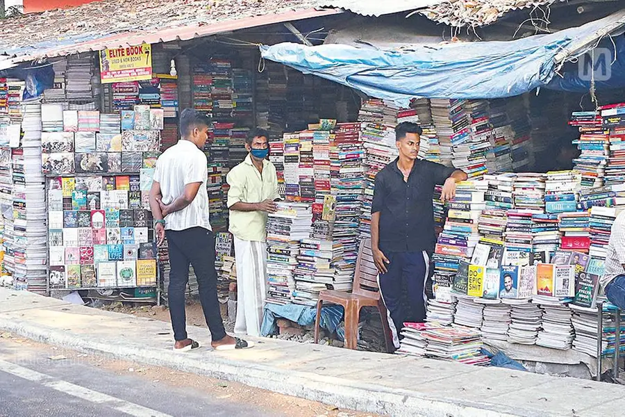 റോഡ് നവീകരണം; പാളയത്തെ വഴിയോര പുസ്തകവില്പനശാലകള് ഒഴിപ്പിക്കാനൊരുങ്ങുന്നു