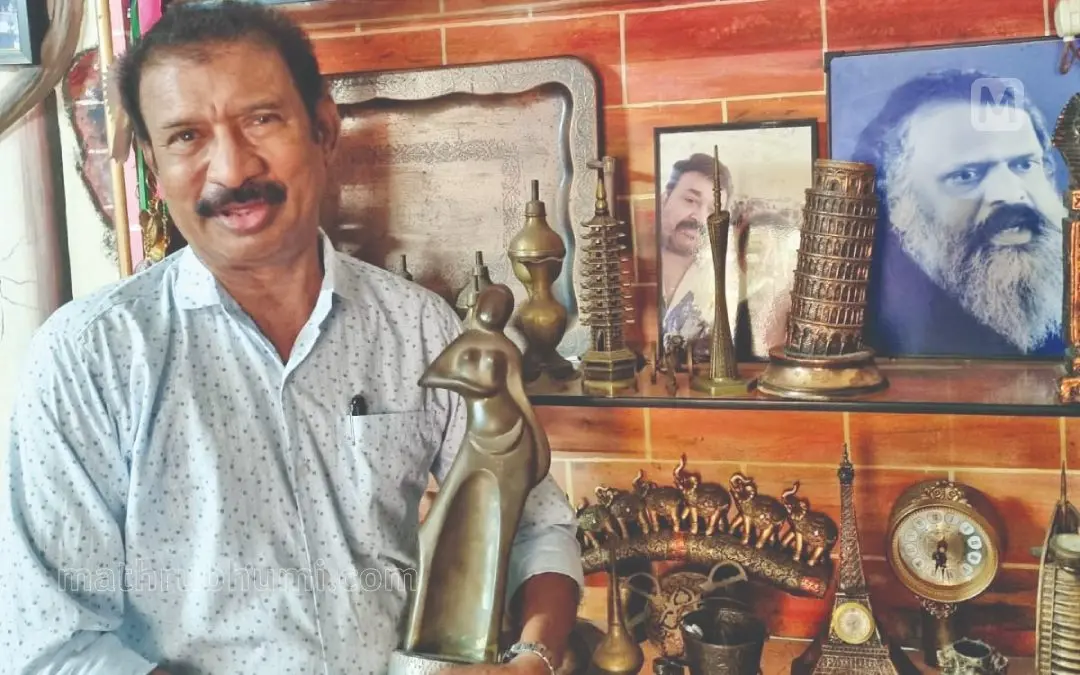 Bava holding the plaque that was presented to G Aravindan for 'Chidambaram'