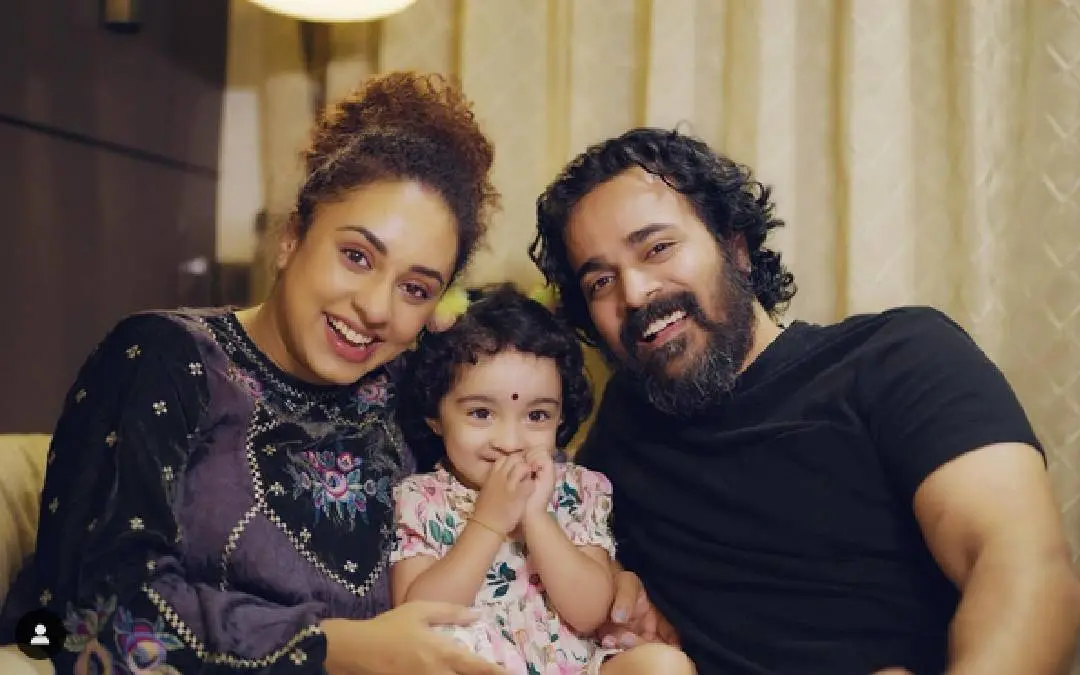 Pearle Maaney, Srinish Aravind with baby | Photo: Instagram/PearleMaaney