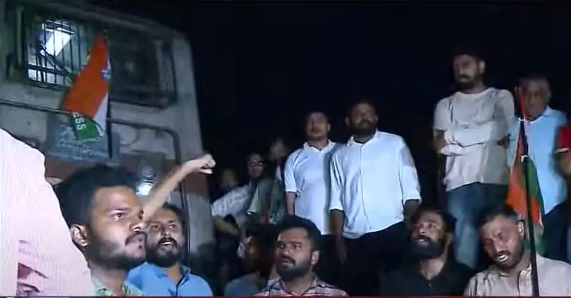 Youth Congress workers blocking the Malabar express train in Kozhikode. | Image: Mathrubhumi news screengrab