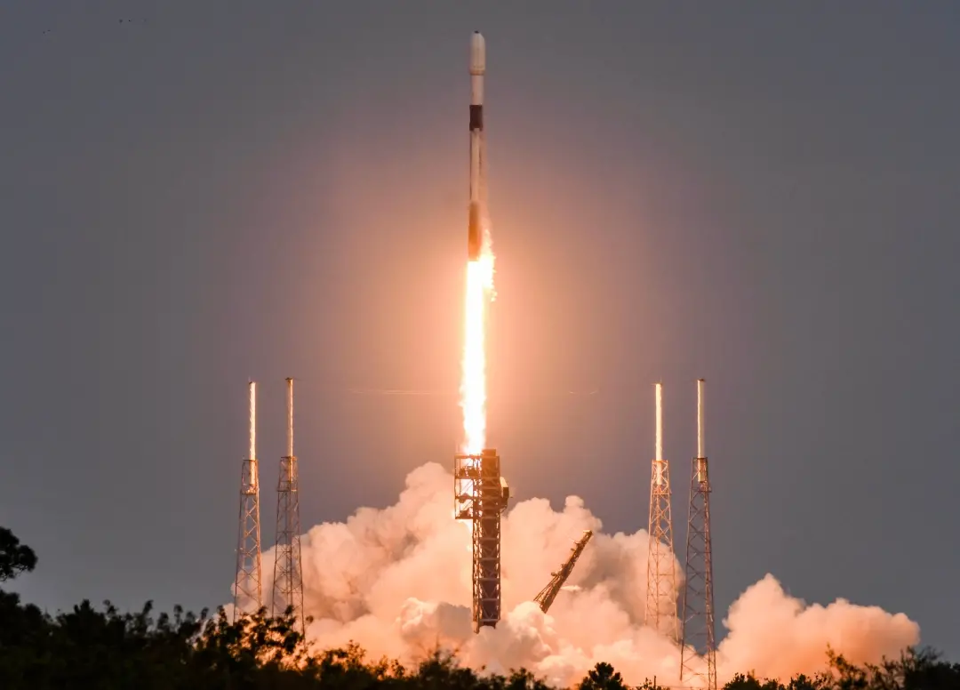 SpaceX Falcon 9 rocket lifts off carrying 23 Starlink satellites | Photo: AP