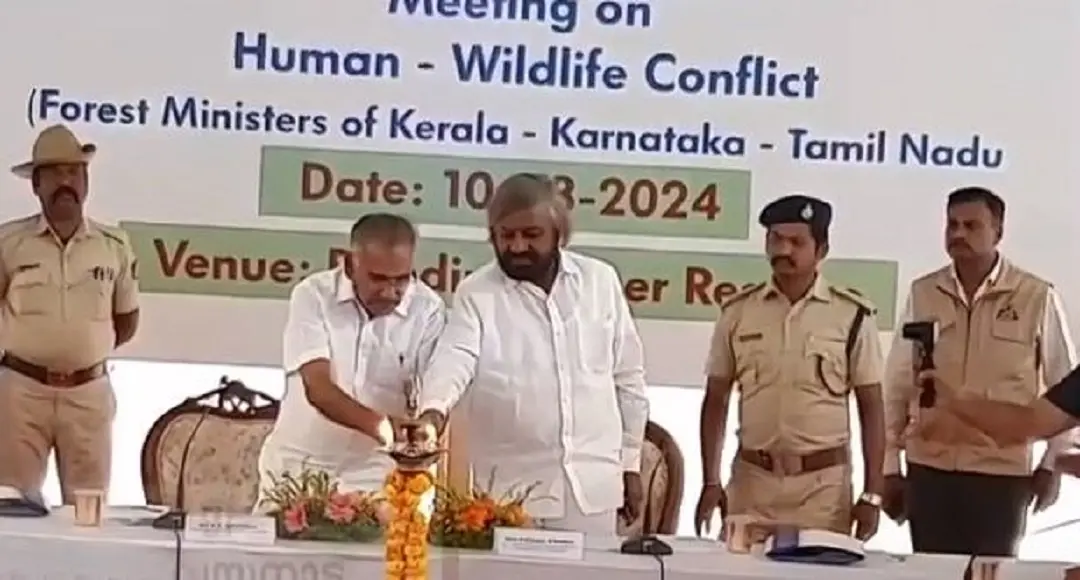 Kerala Forest Minister AK Saseendran, Karnataka Forest Minister Eshwar Khandre | Photo: Mathrubhumi News YouTube Channel