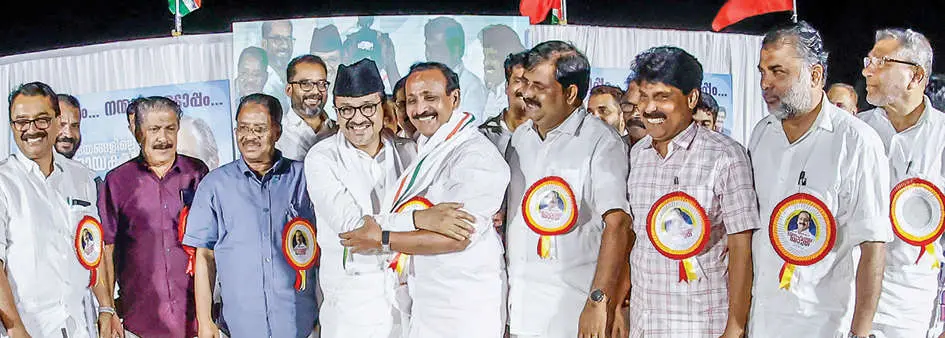 Sadiq Ali Thangal with MK Raghavan and other leaders | Photo: Mathrubhumi