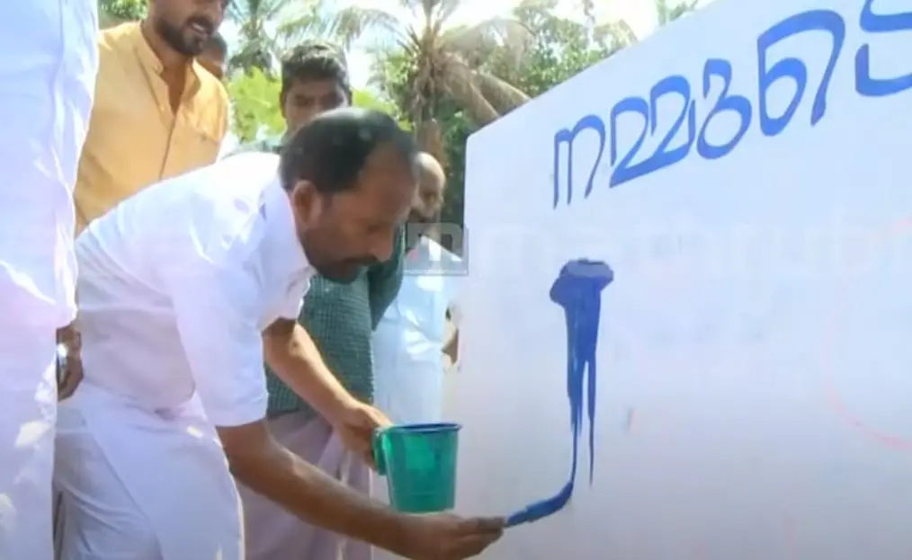 TN Prathapan making wall paintings for Muraleedharan. (Photo:Screengrab)