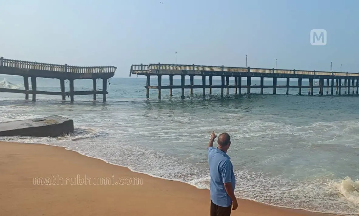 Valiyathura sea bridge snaps in half