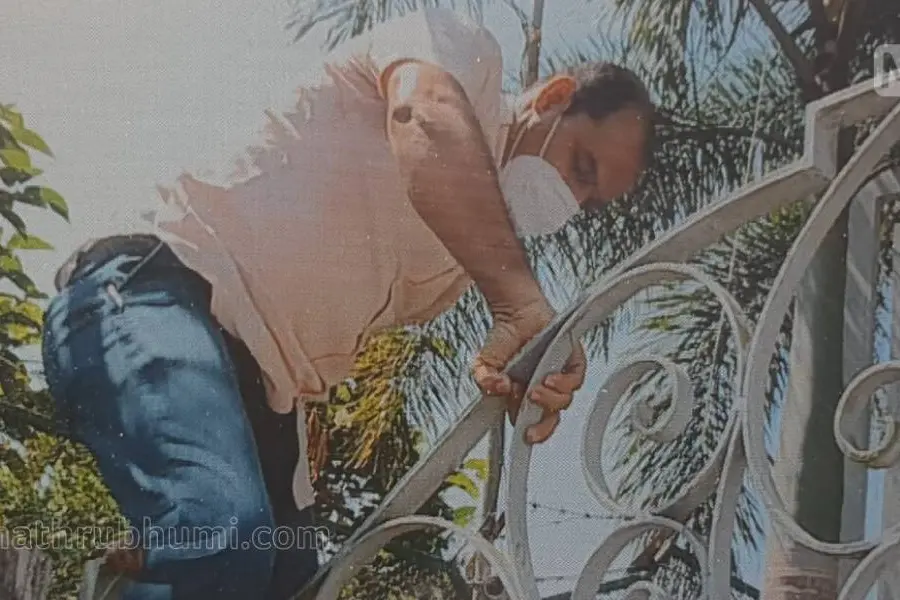 Police officials make a dramatic entry to Dileep's house, jump over locked gate