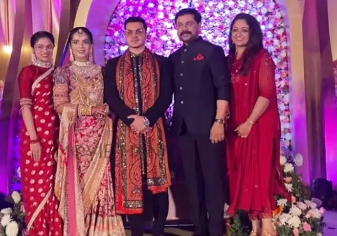 Dileep and Family at Aysha's wedding | Photo: YouTube|MovieManBroadcasting