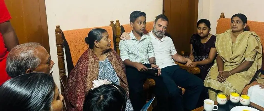 Rahul Gandhi meets family members of Ajeesh. (Photo: Mathrubhumi)