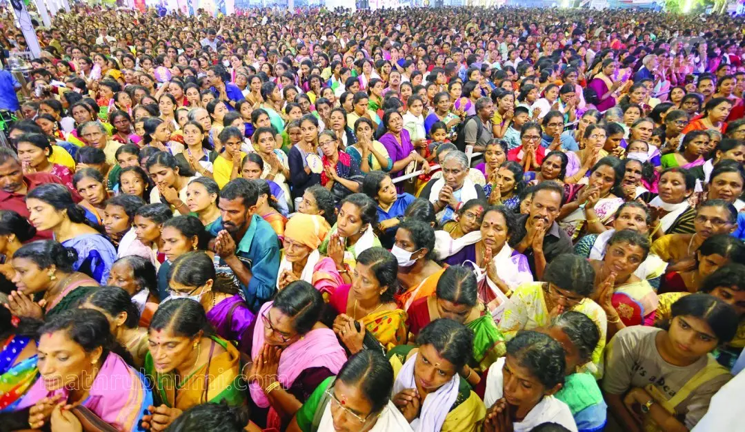 പൊങ്കാല ഉത്സവം നടക്കുന്ന ആറ്റുകാൽ ഭഗവതി ക്ഷേത്രത്തിൽ ശനിയാഴ്ച വൈകുന്നേരം ദീപാരാധന തൊഴുന്നവർ | ഫോട്ടോ: എസ്. ശ്രീകേഷ്‌