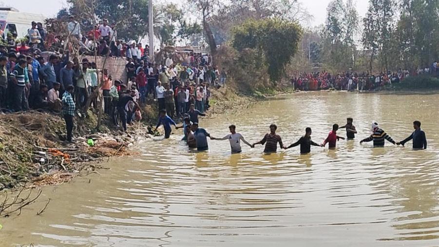 24 die as tractor-trolley falls into pond in Uttar Pradesh, CM ...