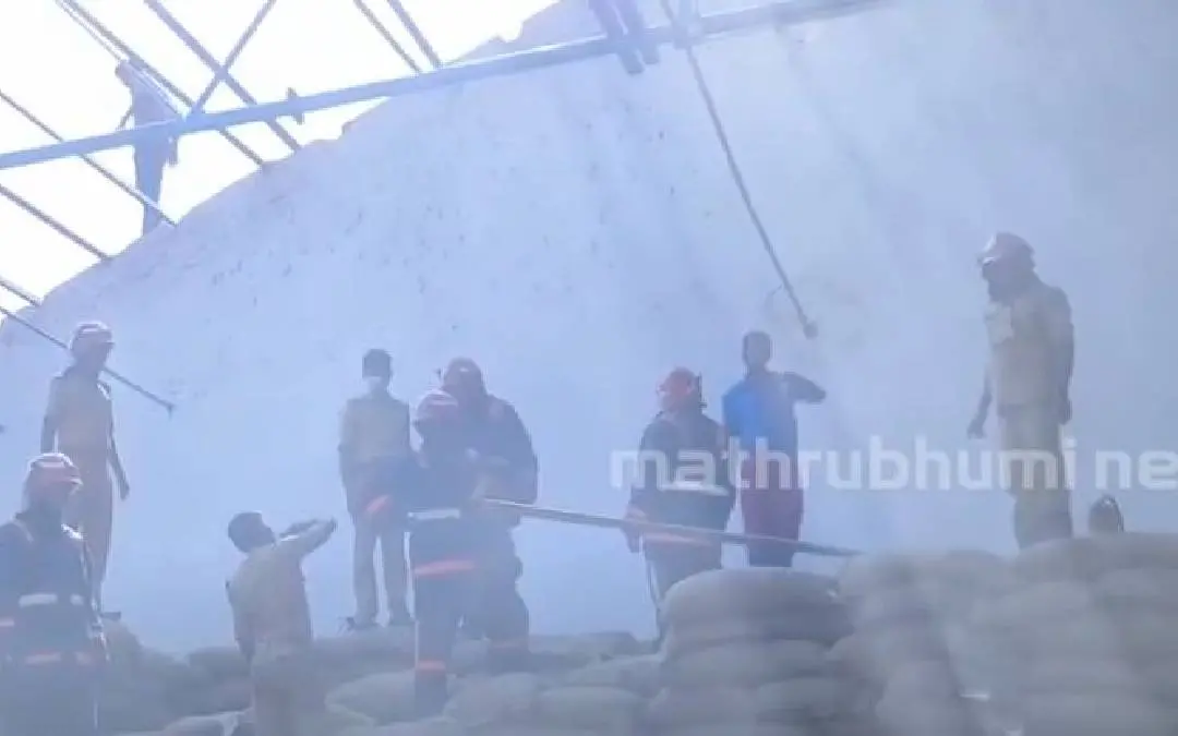 Fire at Supplyco godown in Kunnamkulam. (Screengrab)