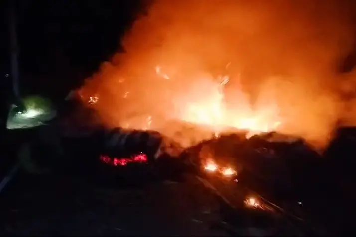 Truck loaded with hay catches fire in Palakkad during wee hours, RRT passing by turn rescuers