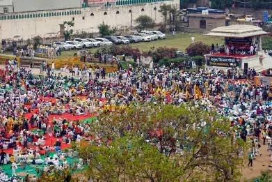 Farmers urge govt to fulfil 'written commitments' as they descend at Ramlila Maidan