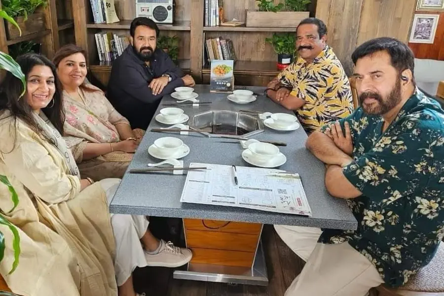 Mollywood’s Big M’s pose for a family photo