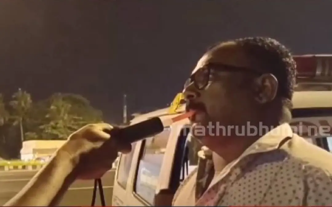 മദ്യപിച്ചു വാഹനമോടിച്ചതിനു പിടിയിലായ ആംബുലൻസ് ഡ്രൈവർ റെനീഷ് | Photo: Screengrab/Mathrubhumi News