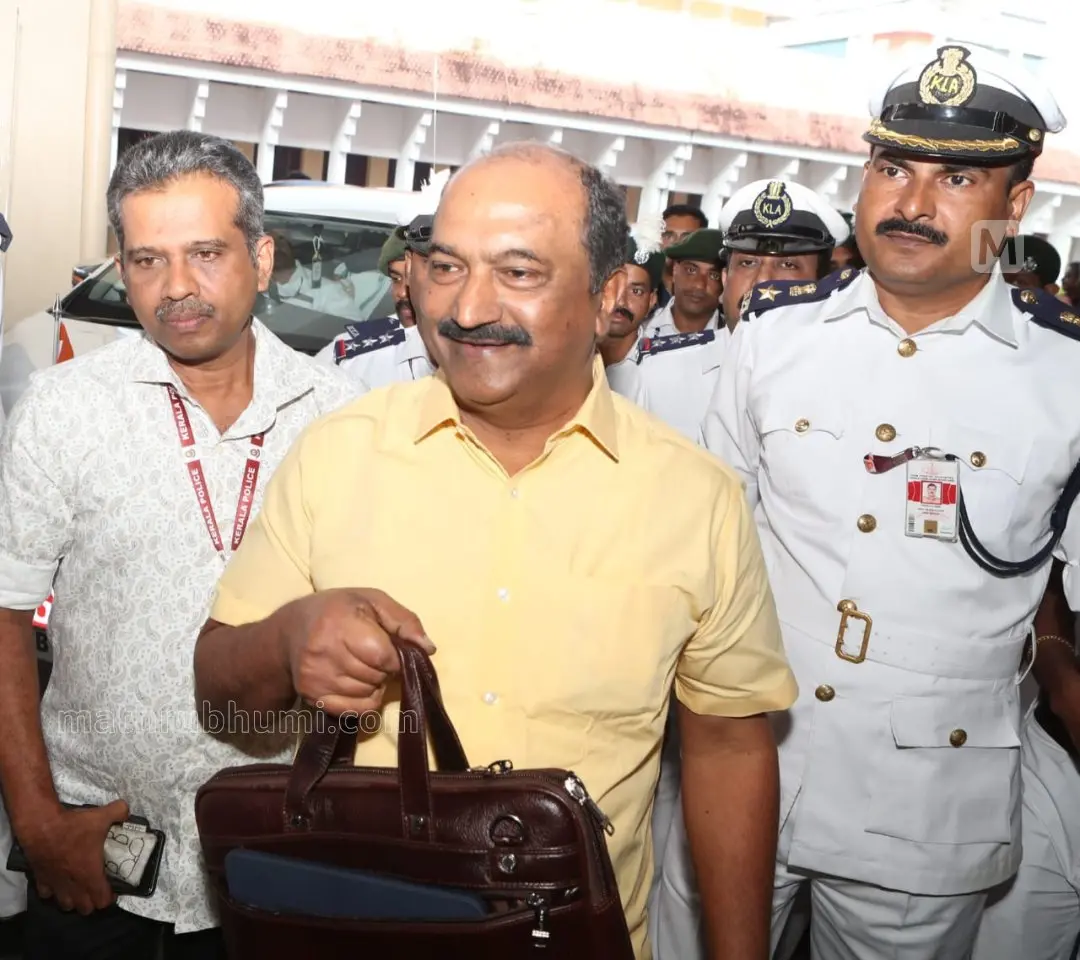 മന്ത്രി കെ.എൻ. ബാലഗോപാൽ ബജറ്റ് അവതരിപ്പിക്കാൻ എത്തുന്നു | ഫോട്ടോ: ബിജു വർഗീസ് / മാതൃഭൂമി