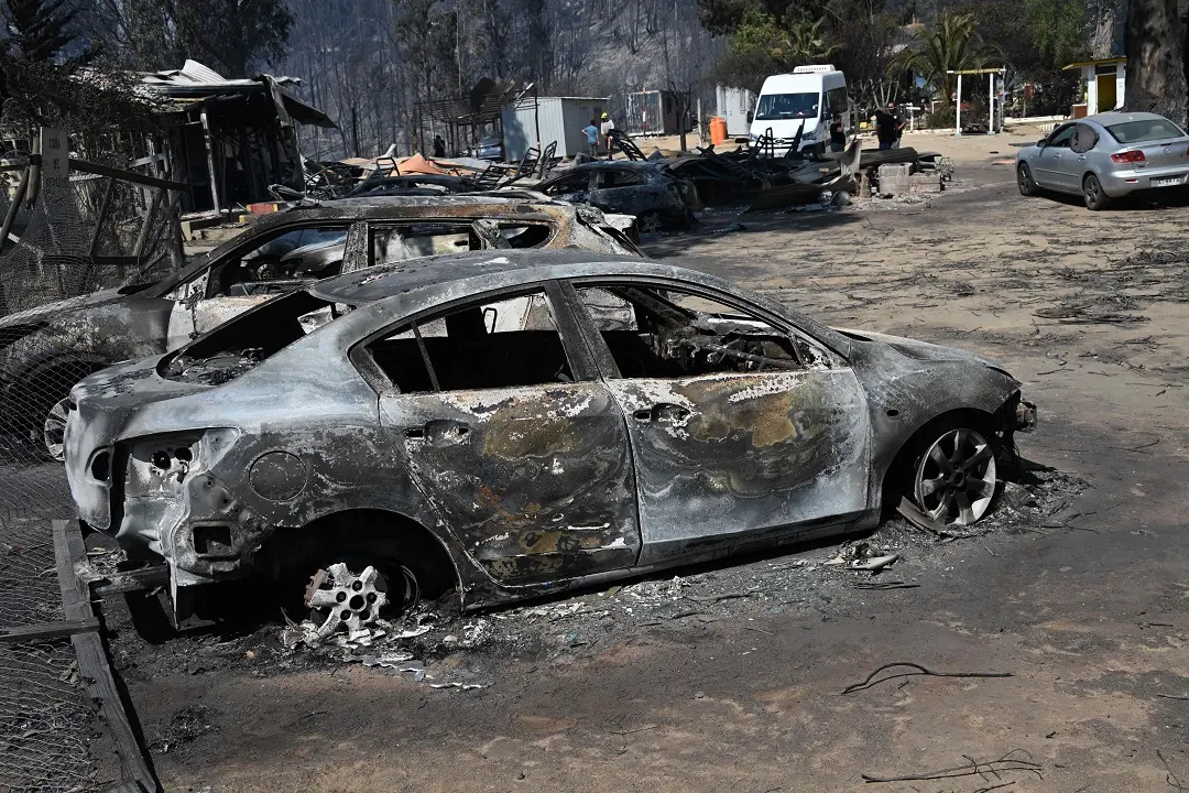View of burnt vehicles after a fire that affected the hills in Quilpue comune, Viña del Mar, Chile | Photo: AFP