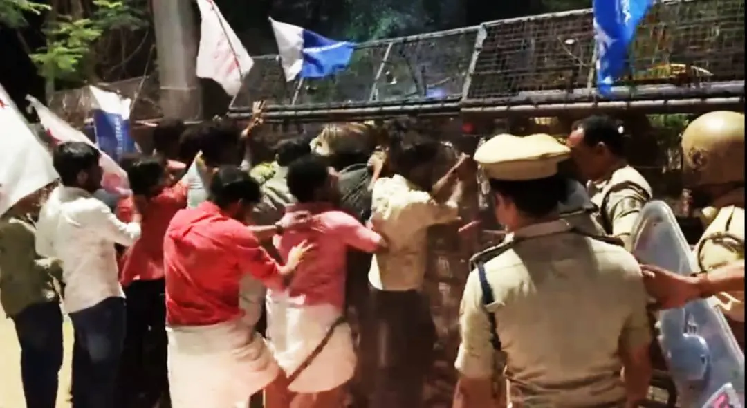 എൻഐടിയിലേക്ക് എസ്എഫ്ഐ നടത്തിയ പ്രതിഷേധത്തിനിടെ ബാരിക്കേഡ് മറികടക്കാൻ ശ്രമിക്കുന്ന വിദ്യാർഥികൾ