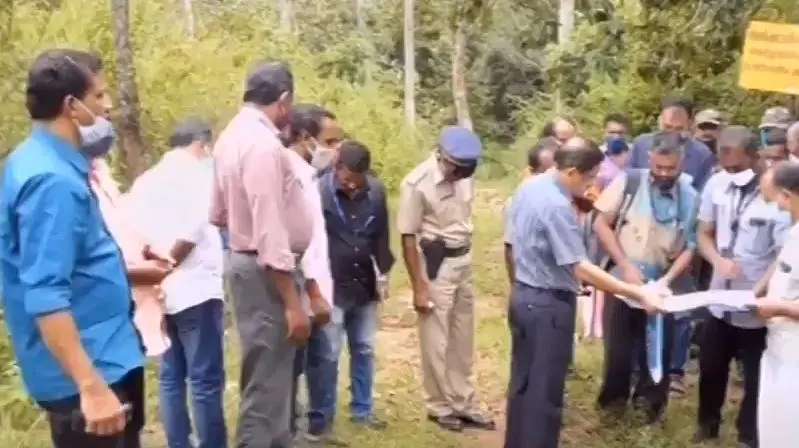 Officials carrying out inspection in Chinnakanal (Screengrab: Mathrubhumi News)